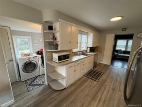 35750 Main Rd in Cutchogue, NY - Building Photo - Building Photo