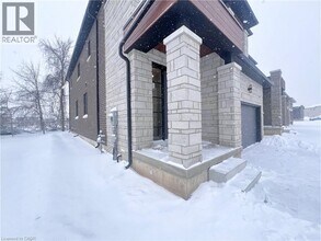 100 Shady Oaks Trl in Hamilton, ON - Building Photo - Building Photo