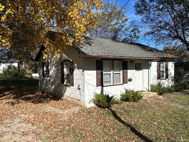 214 Poplar St in Thayer, MO - Building Photo - Building Photo