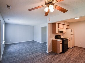 Northridge Crossing Apartments and Townhomes in McPherson, KS - Building Photo - Building Photo