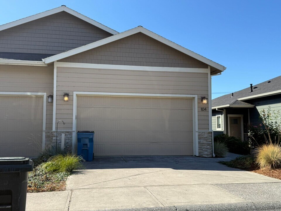 104 Ingram Place in White Salmon, WA - Building Photo