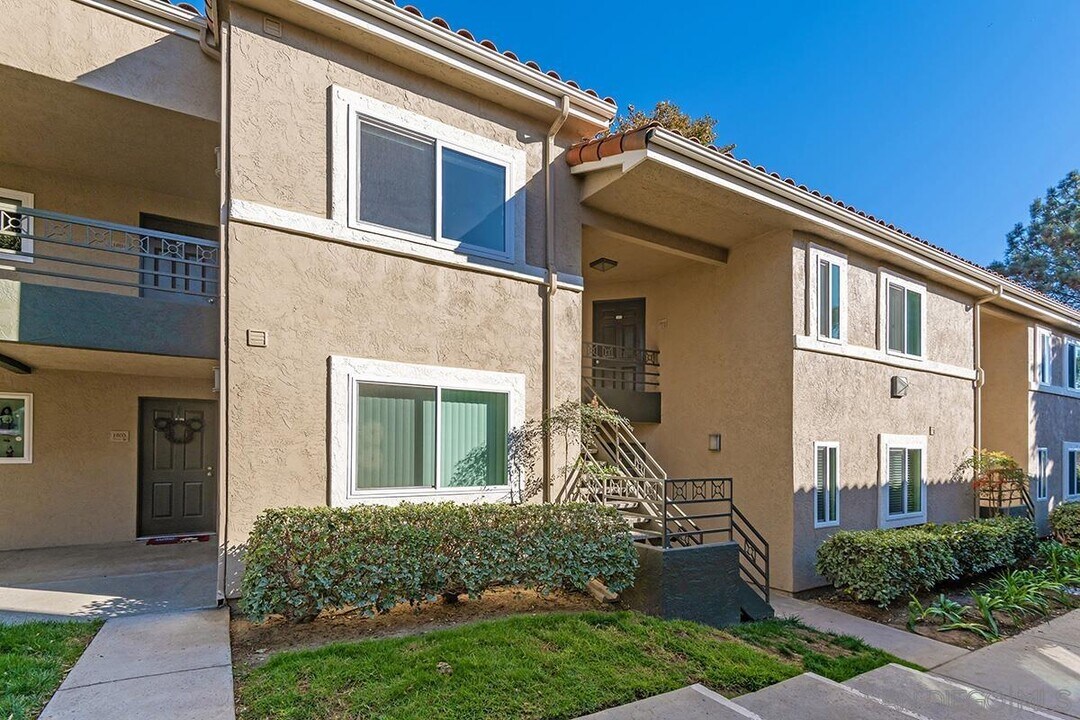 7455 Charmant Dr in San Diego, CA - Building Photo