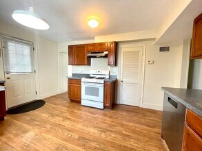 25 Oakland St in Newton, MA - Building Photo - Building Photo