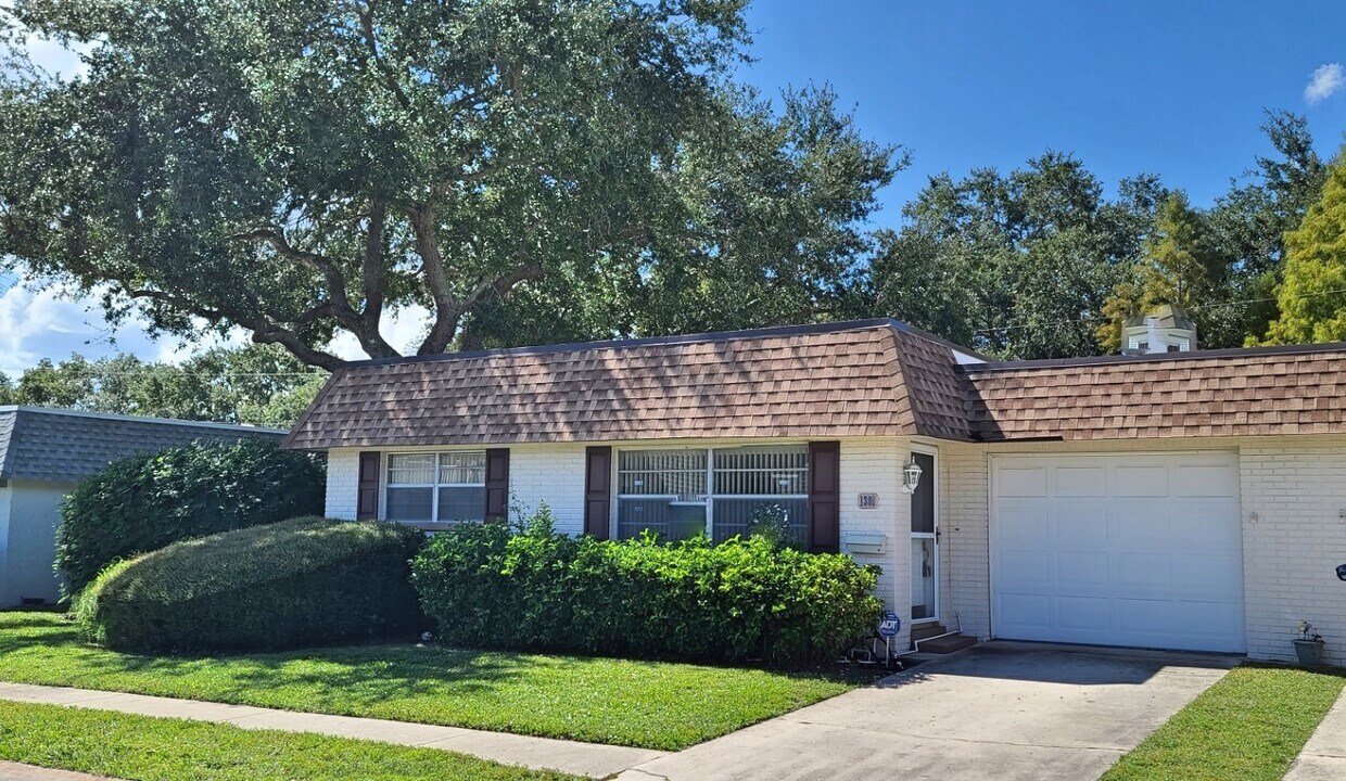 1301 Cara Dr in Largo, FL - Building Photo