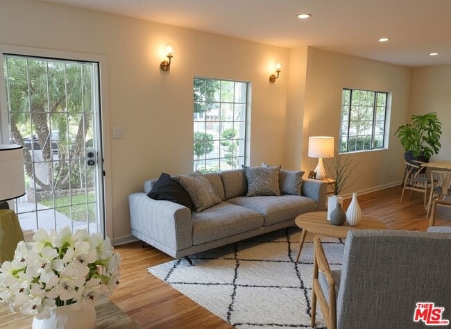 1037 S Longwood Ave in Los Angeles, CA - Building Photo - Building Photo