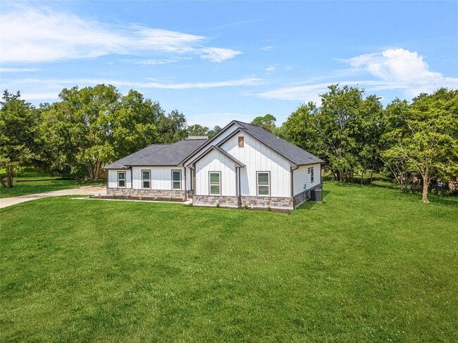 2315 Progress Dr in Brenham, TX - Building Photo - Building Photo