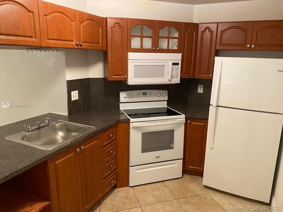 855 NE 209th St-Unit -104-34 in North Miami Beach, FL - Building Photo