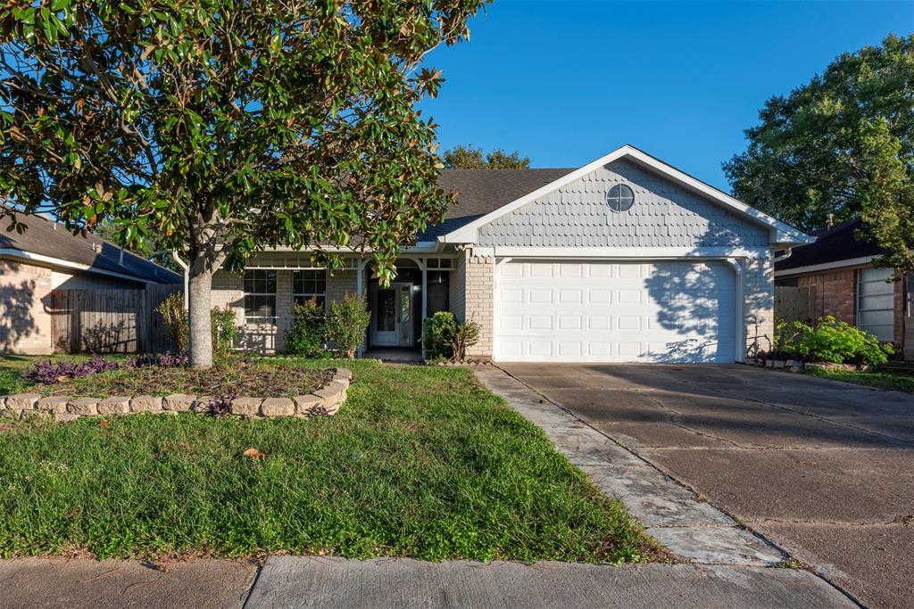 15914 Barbarossa Dr in Houston, TX - Foto de edificio