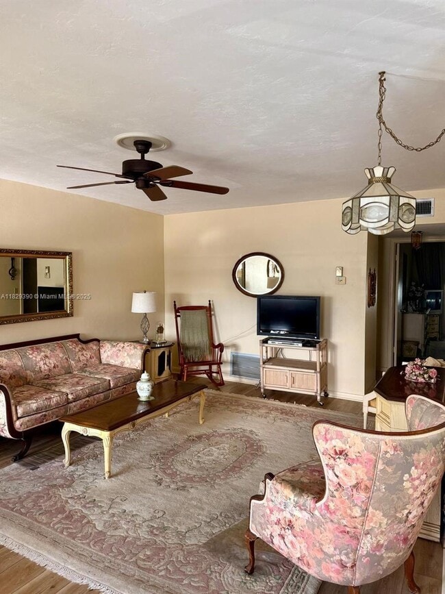 2440 Lake Osborne Dr in Lake Worth Beach, FL - Building Photo - Building Photo