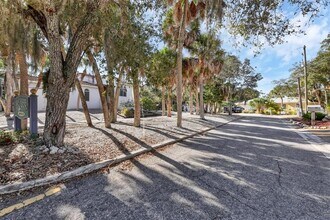 726 Birdsong Ln in Siesta Key, FL - Foto de edificio - Building Photo