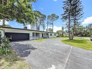 1216 Robin Rd S in St. Petersburg, FL - Building Photo - Building Photo