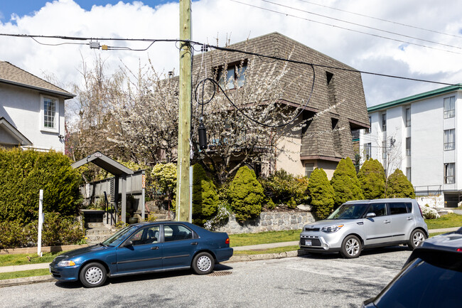 220 16th St W in North Vancouver, BC - Building Photo - Building Photo