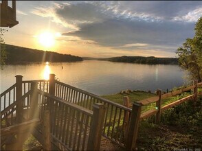 83 Main St in East Haddam, CT - Foto de edificio - Building Photo