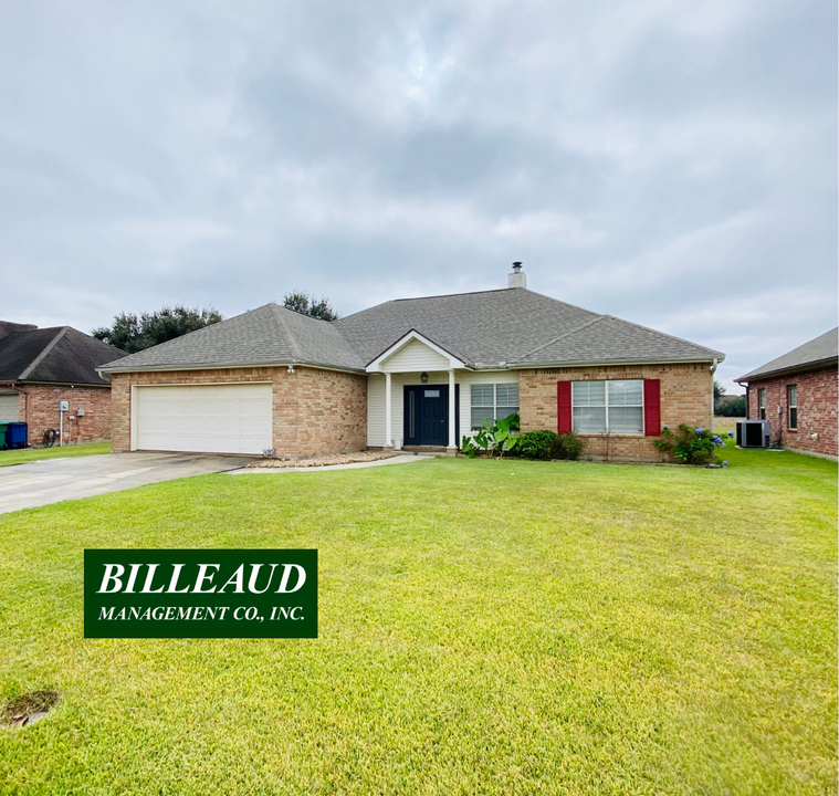 123 Nicole Dr in Youngsville, LA - Building Photo