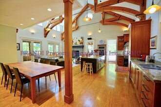 75 Marguerite Ave in Mill Valley, CA - Foto de edificio - Building Photo