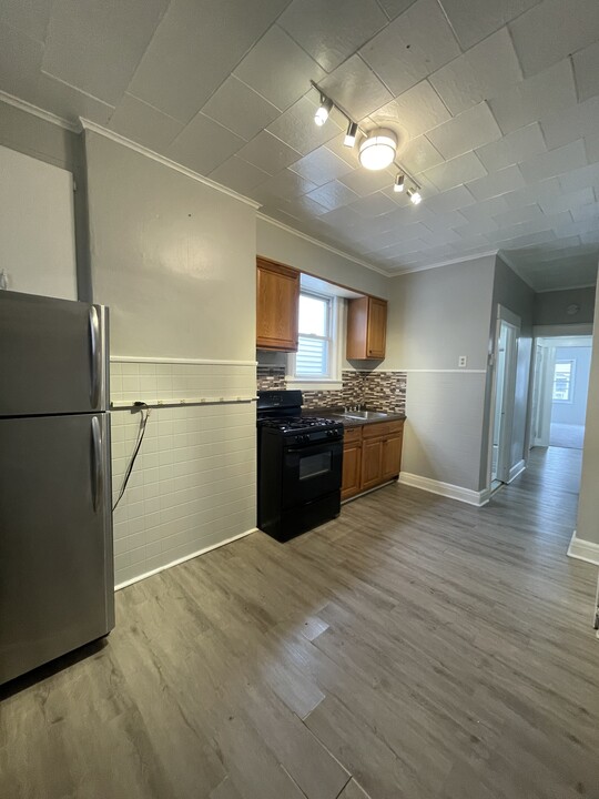 258 Pearsall Ave, Unit 2 in Jersey City, NJ - Building Photo