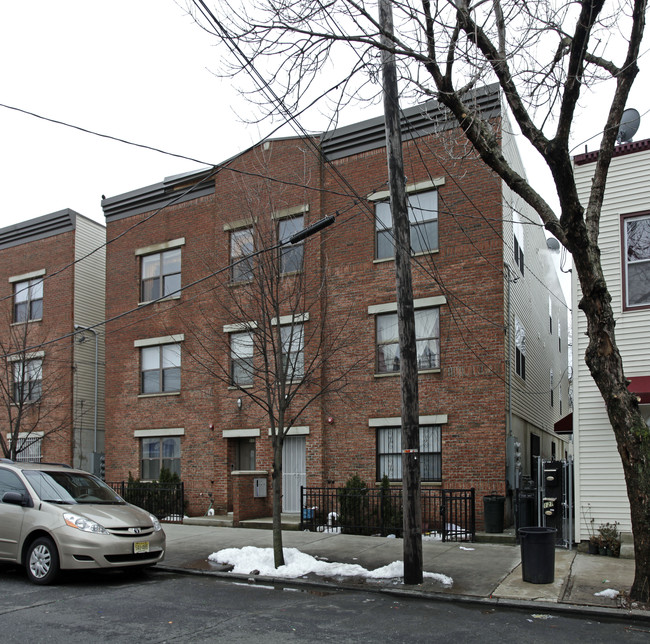 117-119 Logan Ave in Jersey City, NJ - Foto de edificio - Building Photo