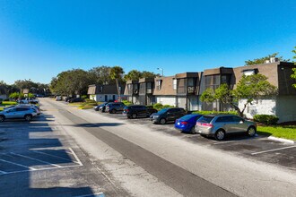 The Villas At Pinecrest in Orlando, FL - Foto de edificio - Building Photo