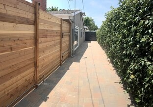 10166 Petit Ave in North Hills, CA - Foto de edificio - Building Photo