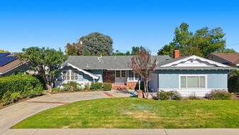 23723 Aetna St in Woodland Hills, CA - Building Photo