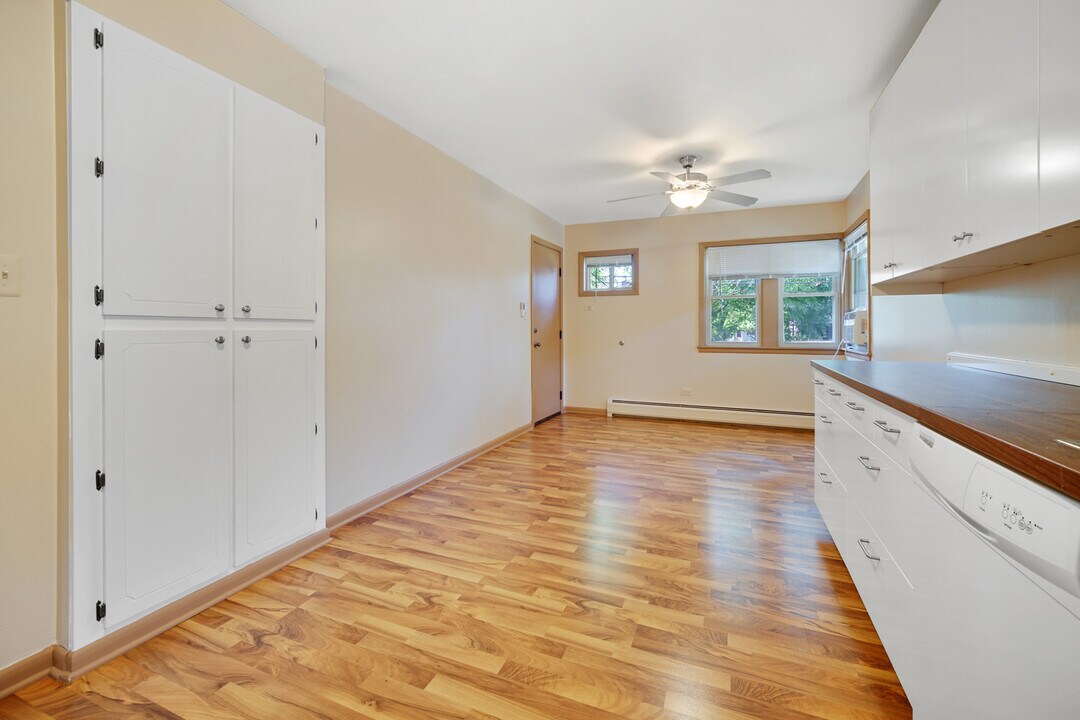 69 E Quincy St-Unit -2 in Riverside, IL - Building Photo