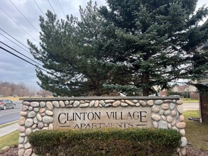 Clinton Village Apartments in Clinton Township, MI - Foto de edificio - Building Photo