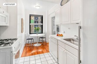 210 E 68th St in New York, NY - Foto de edificio - Building Photo