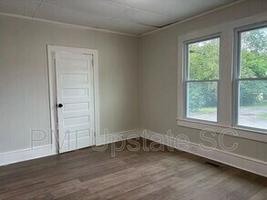 10 E Main St in Taylors, SC - Building Photo - Building Photo