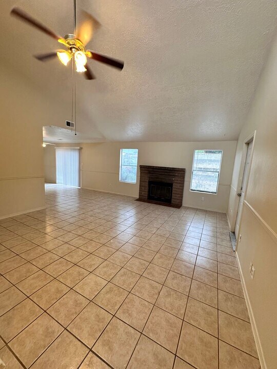 671 Western Hills Dr NE in Rio Rancho, NM - Building Photo