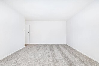 2214 Country Club Dr in Woodridge, IL - Building Photo - Building Photo