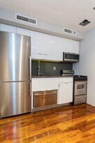 51 Leroy St in New York, NY - Building Photo