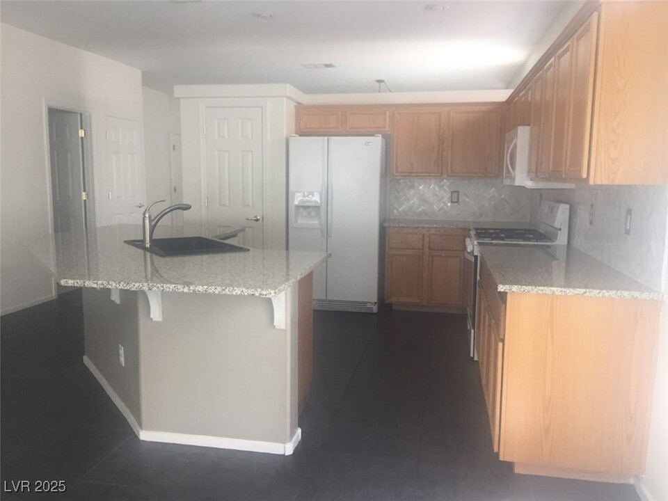 10231 Queensbury Ave in Las Vegas, NV - Foto de edificio