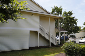 Harmony Court Apartments in Milwaukie, OR - Building Photo - Building Photo