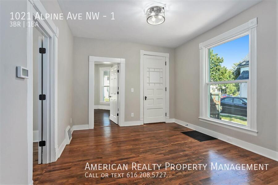 1021 Alpine Ave NW in Grand Rapids, MI - Building Photo