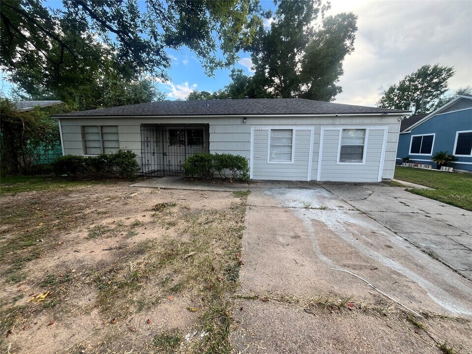 7418 Saunders Rd in Houston, TX - Building Photo