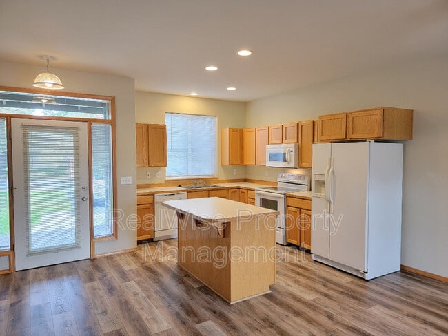 1085 Golden Pheasant Dr in Redmond, OR - Building Photo - Building Photo