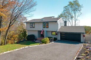 26 Summit Cir Dr in Mahopac, NY - Building Photo