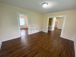 407 S Knapp Ave in Iowa, LA - Building Photo - Building Photo