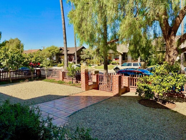 2130 W 29th Pl in Los Angeles, CA - Building Photo - Building Photo