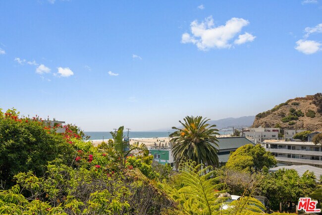 117 Ocean Way in Santa Monica, CA - Building Photo - Building Photo