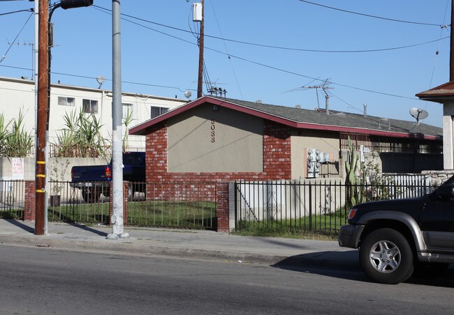 5033 Clara St in Bell, CA - Foto de edificio - Building Photo