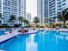 244 Biscayne Blvd in Miami, FL - Building Photo