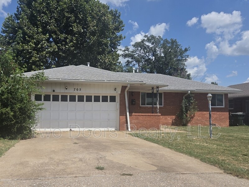 705 E Carroll Ln in Midwest City, OK - Building Photo