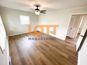 13045 Old White Horse Rd in Travelers Rest, SC - Foto de edificio - Building Photo