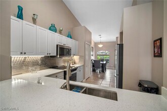 6553 Castlelawn Pl in Naples, FL - Foto de edificio - Building Photo