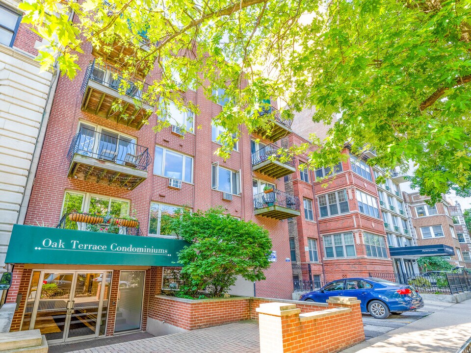 435 W Oakdale Ave in Chicago, IL - Building Photo