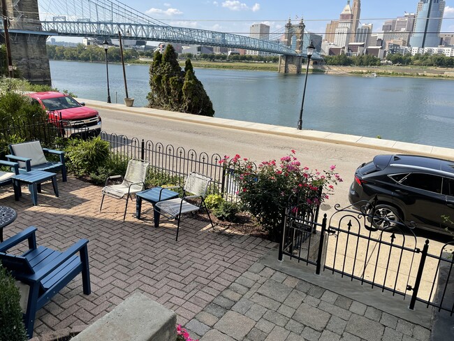 225 Riverside Dr, Unit 1 in Covington, KY - Foto de edificio - Building Photo