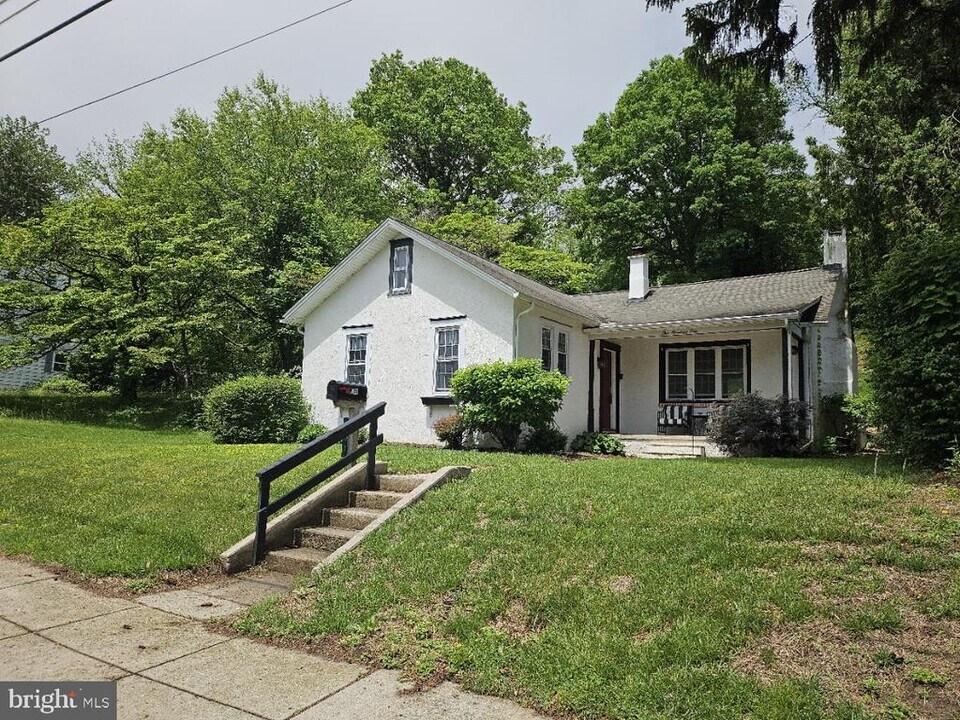 501 Strasburg Ave in Parkesburg, PA - Building Photo