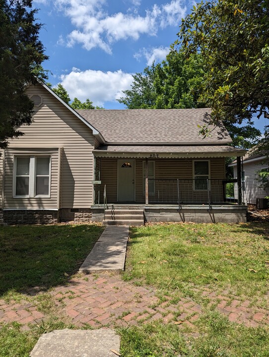 207 E Park St in Pittsburg, KS - Building Photo