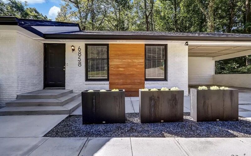 6858 Lockridge Dr NW in Atlanta, GA - Building Photo